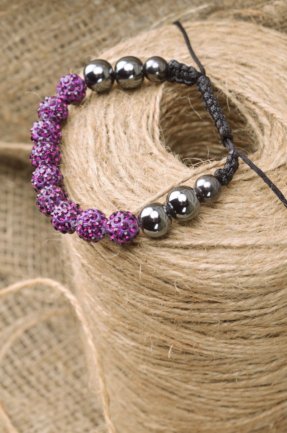 Плетеный браслет из бусин и нитки ручной работы на завязках фиолетовый с серым фото 1