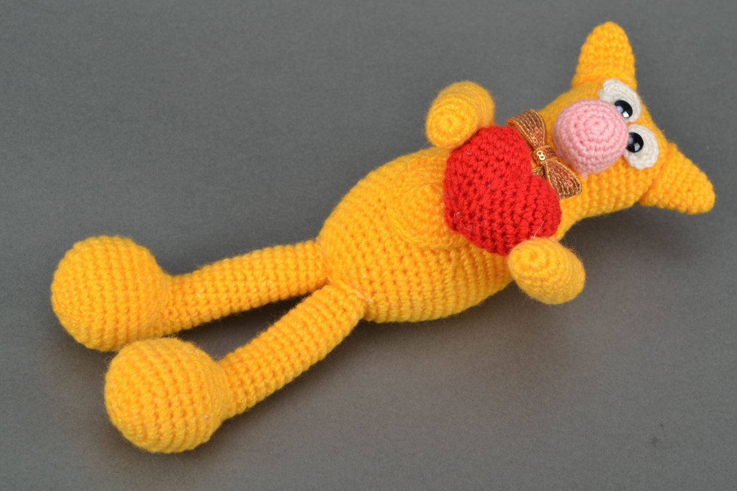 Мягкая вязаная игрушка в виде желтого кота с сердцем фото 1