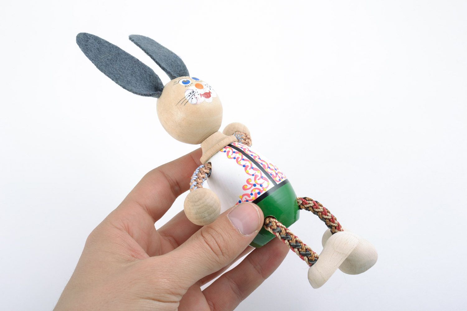 Handmade Spielzeug aus Holz in Form vom Hasen umweltfreundlich bemalt schön foto 2