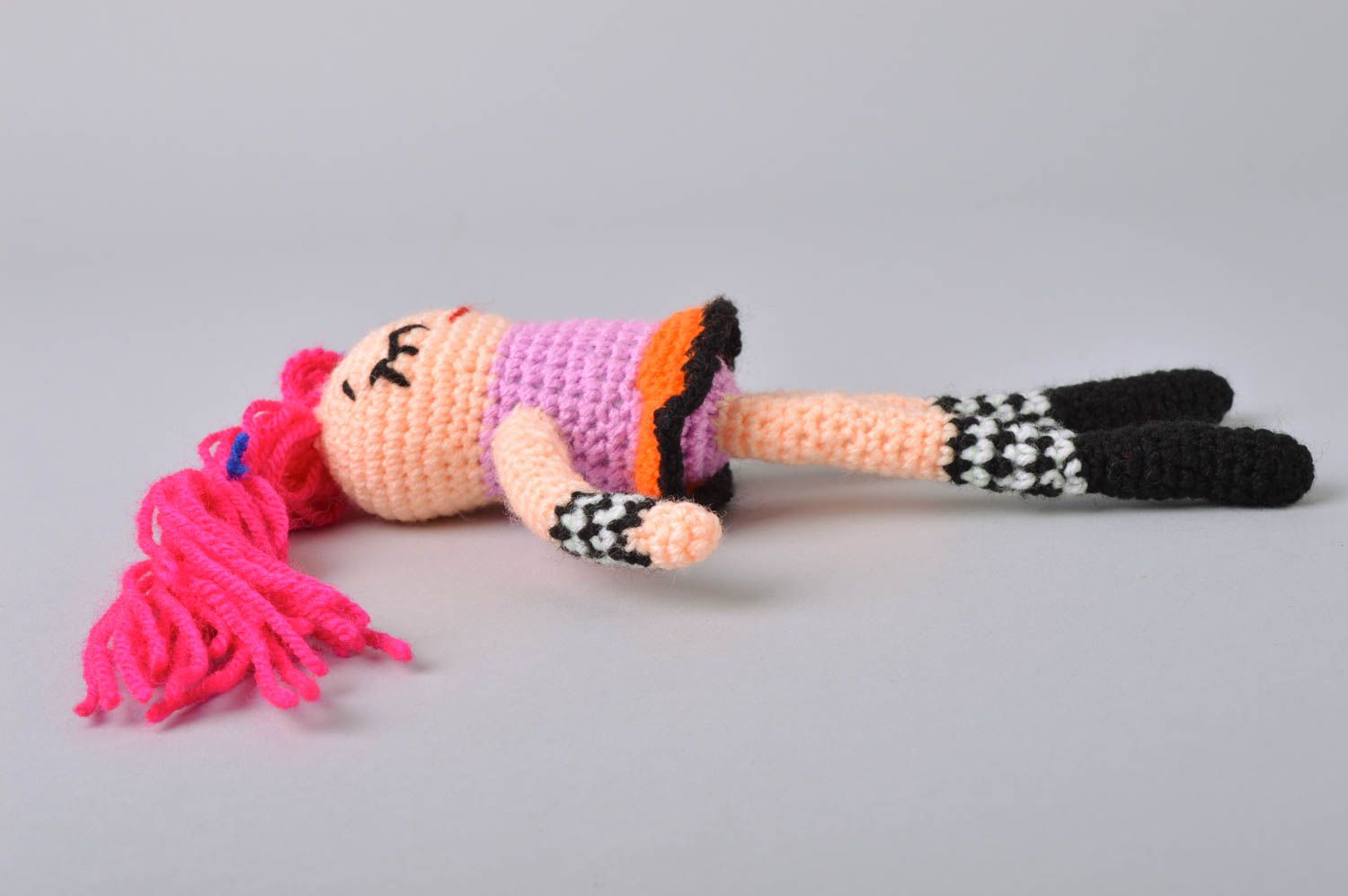 Muñeca artesanal con pelo rosado divertida juguete tejido a ganchillo de hilos  foto 4