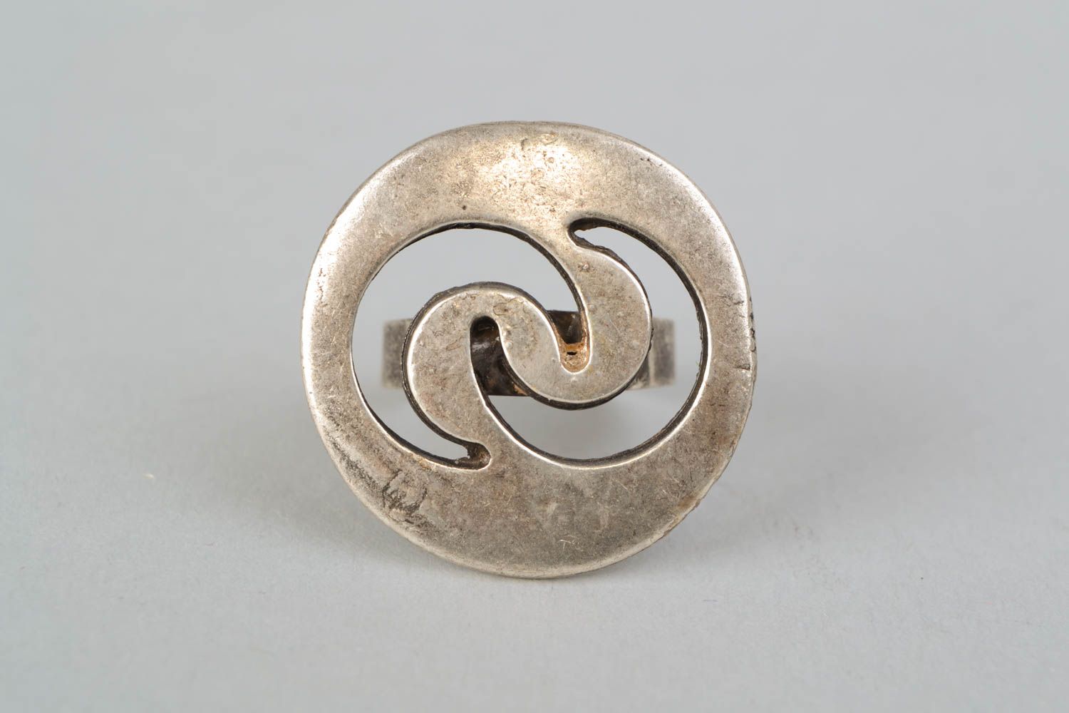 Grande bague métallique ronde faite main avec symbole serpents de Trypillia photo 5