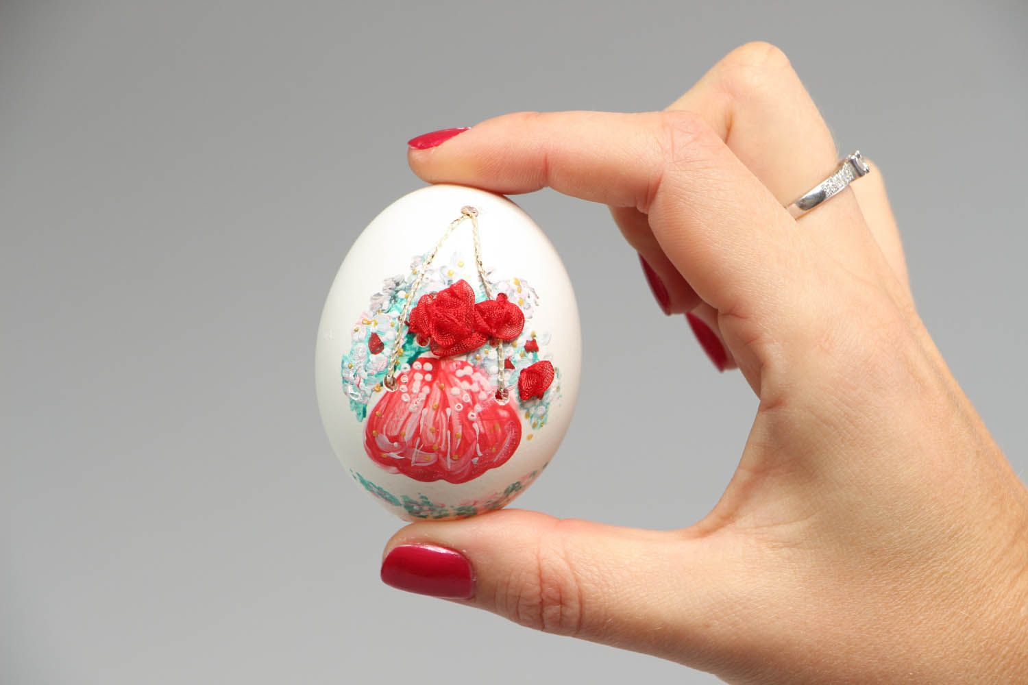Ovo decorativo feito à mão pintado com tintas acrílicas e decorado com decoupage foto 3