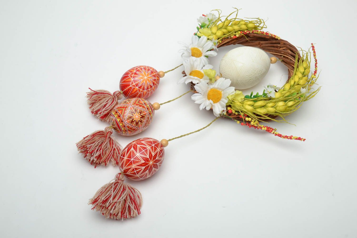 Suspension décorative avec œufs peints d'oie et de poule faite main de Pâques photo 2