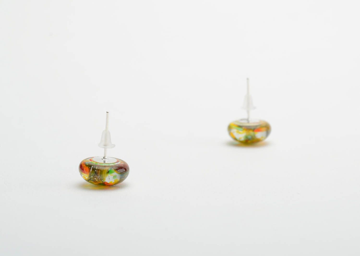 Boucles d'oreilles clous rondes petites en verre colorées faites main accessoire photo 4