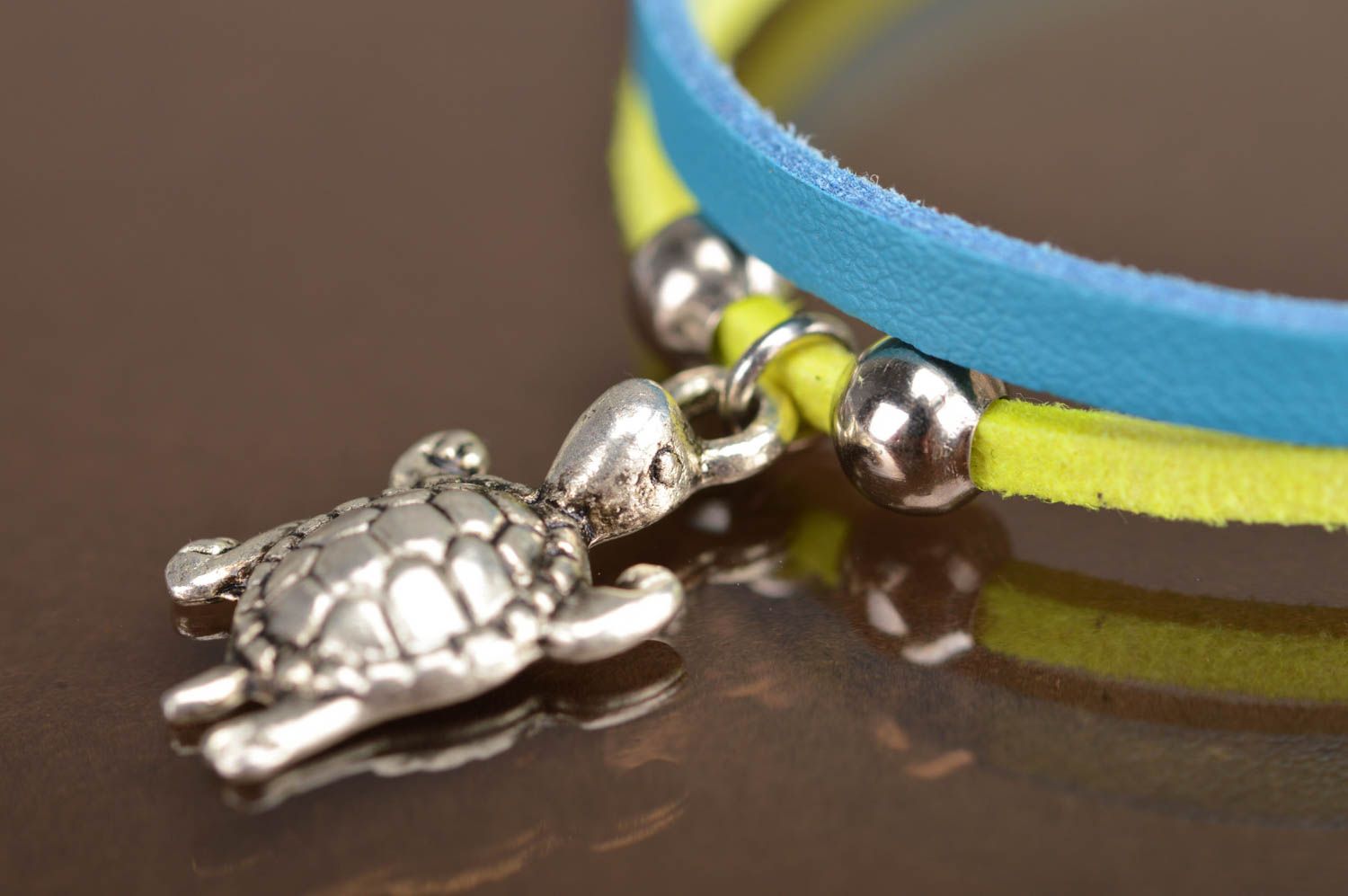 Bracelet en cuir naturel et daim avec breloque tortue fait main bleu-jaune photo 4