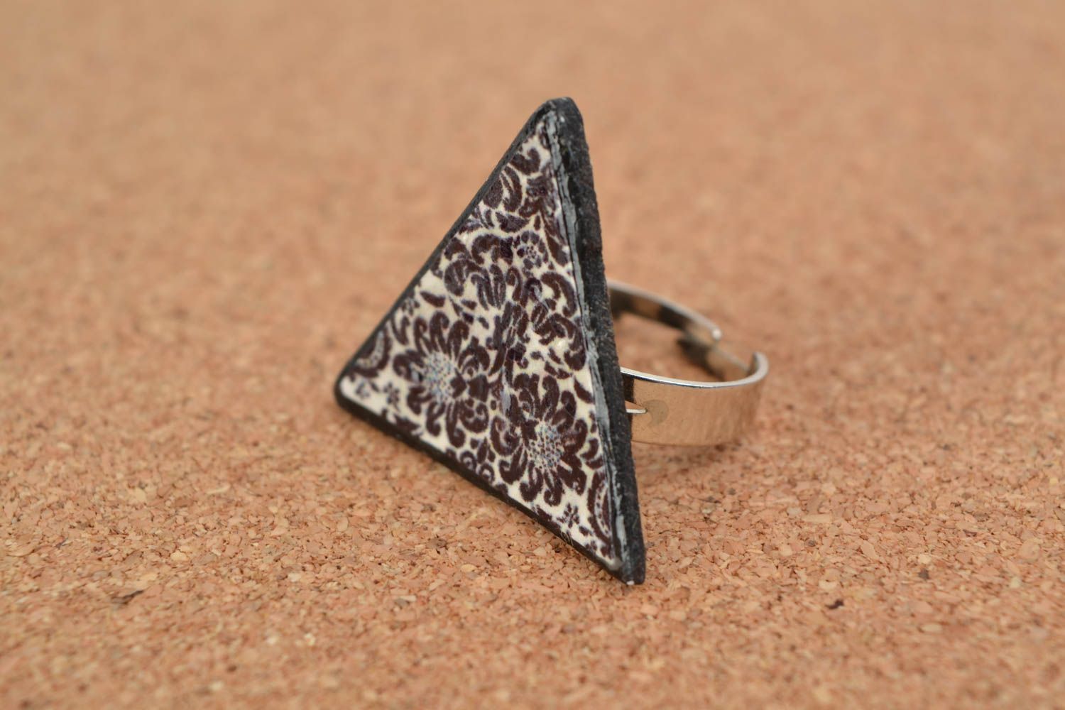 Кольцо из полимерной глины с росписью акрилом треугольное стильное ручной работы фото 1