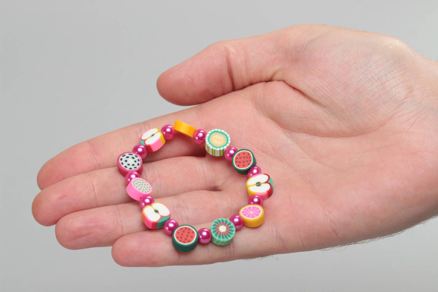 Bracelet en perles motif fruits en pâte polymère sur élastique fait main fille photo 5
