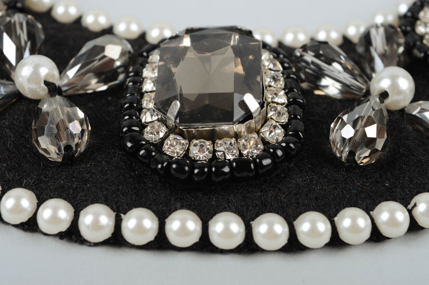 Collier en perles de rocaille Bijou fait main noir en feutre Accessoire femme photo 4