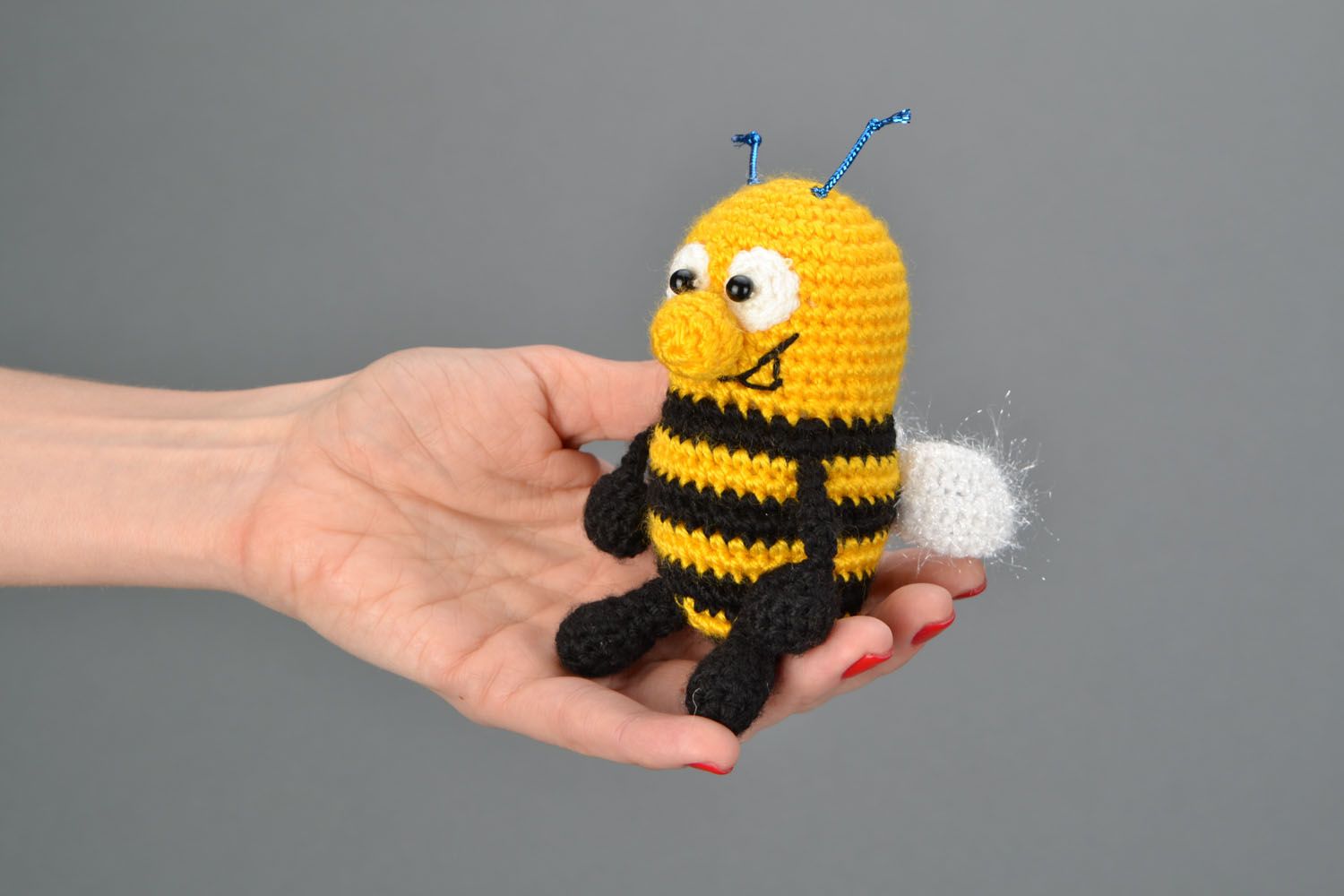 Мягкая игрушка связанная крючком Пчелка фото 2