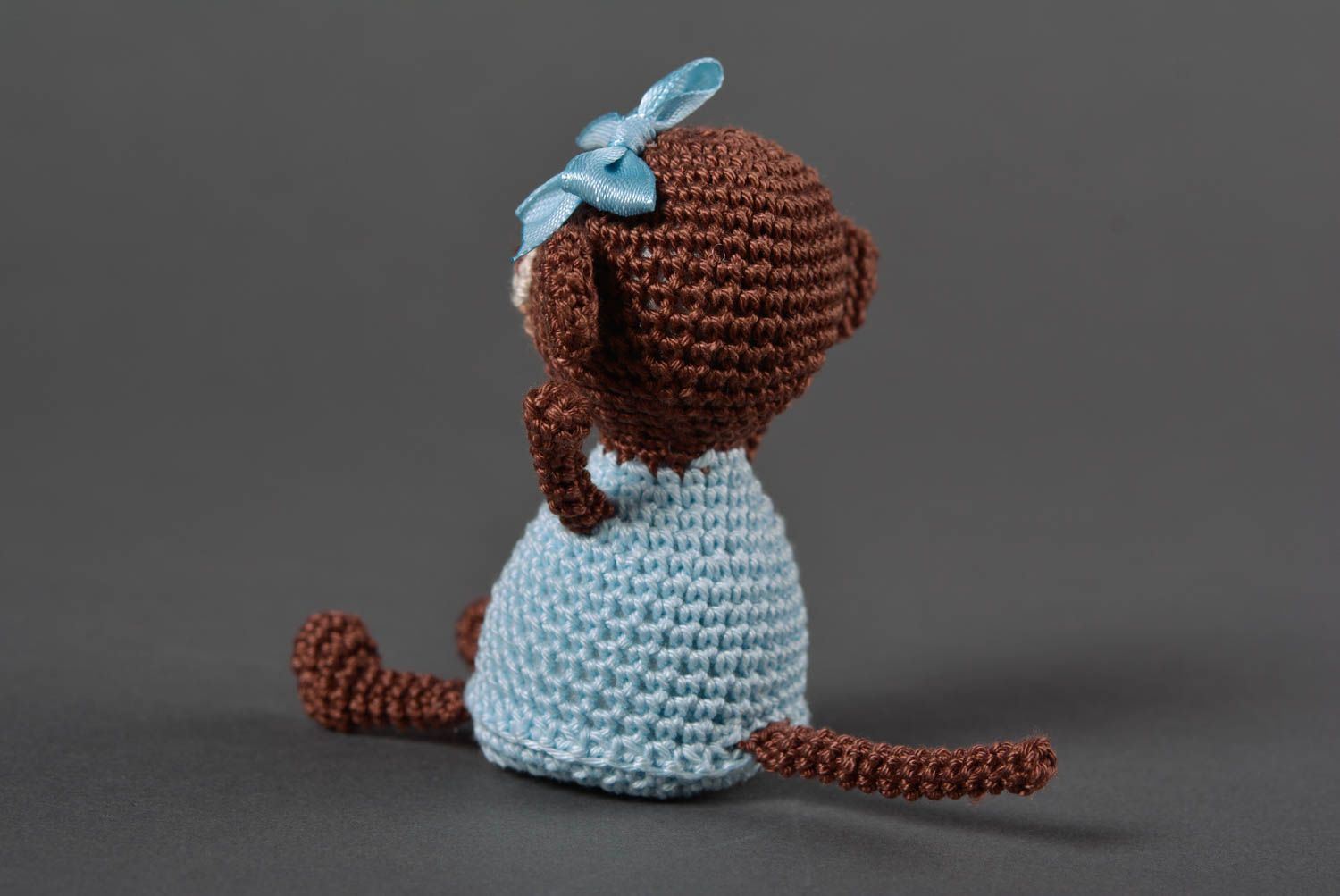 Peluche singe en robe bleue Jouet tricot fait main au crochet Cadeau enfant photo 4