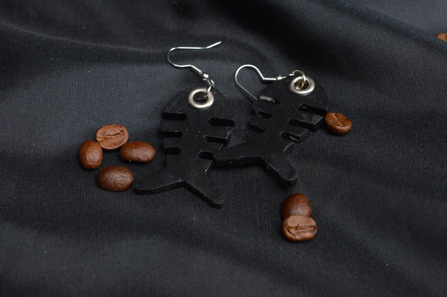 Kreative interessante schwarze Ohrringe aus Polymerton handmade Fischgerippe foto 1