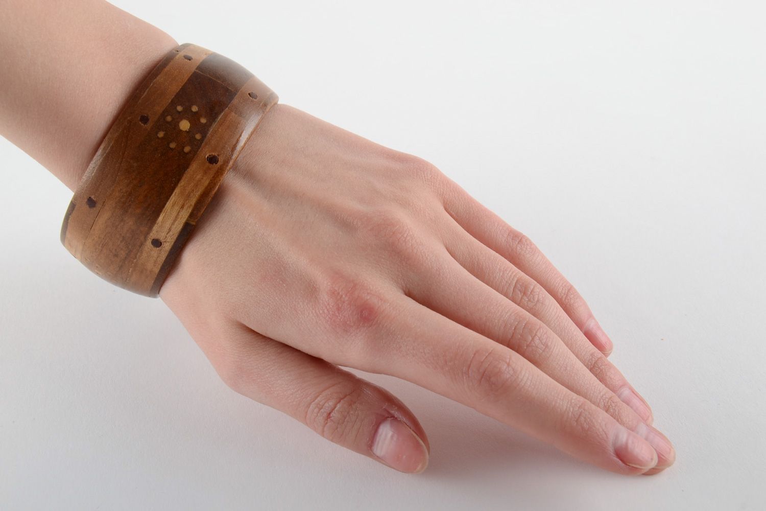 Handgemachtes massives geschnitztes Holz Armband mit Inkrustation auf Holz für Damen foto 6