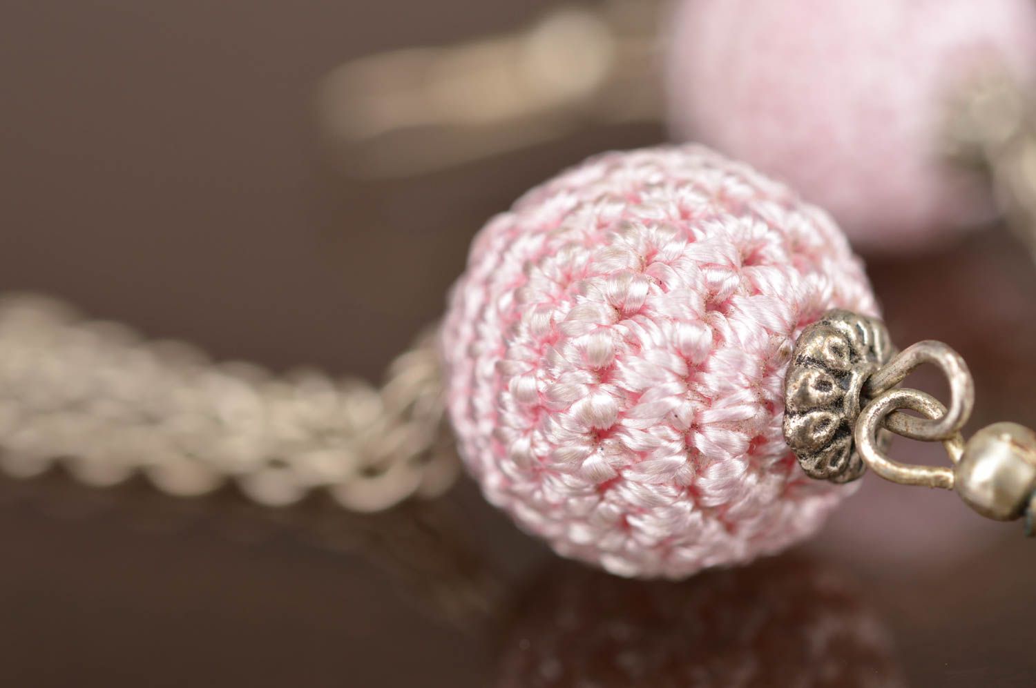 Серьги из бусин обвязанных нитками розовые с подвесками в виде цепочек хенд мейд фото 4