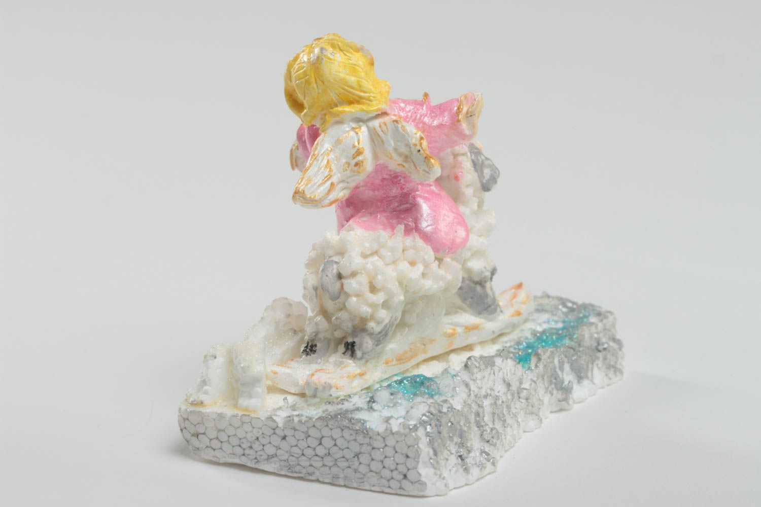 Маленькая статуэтка из полимерной глины в виде ангела на барашке ручная работа фото 4