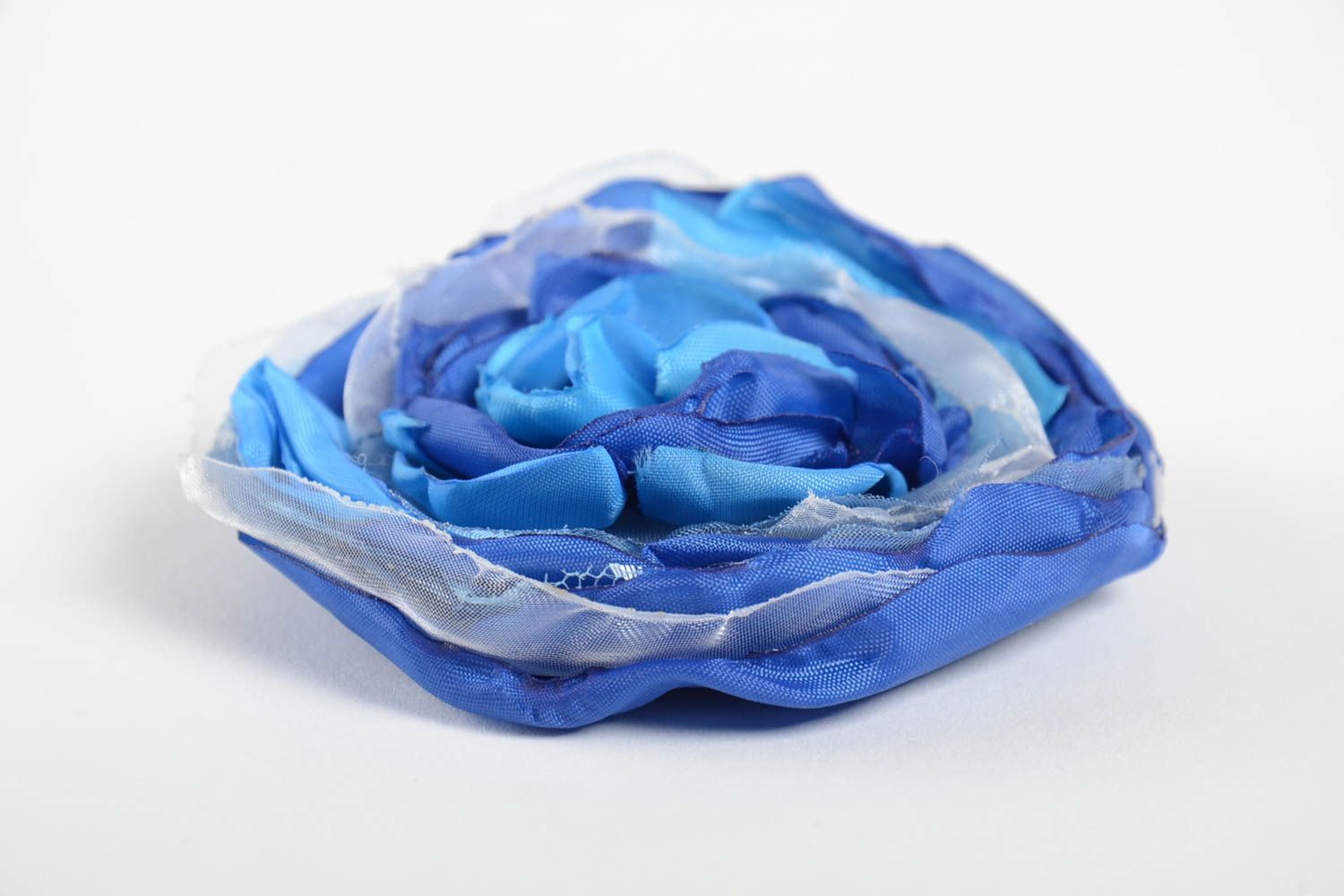Синяя цветочная брошь из лент ручной работы объемная красивая для девушки фото 2