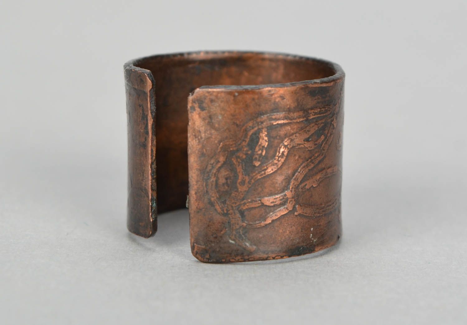 Anel de cobre feito à mão com padrões foto 4