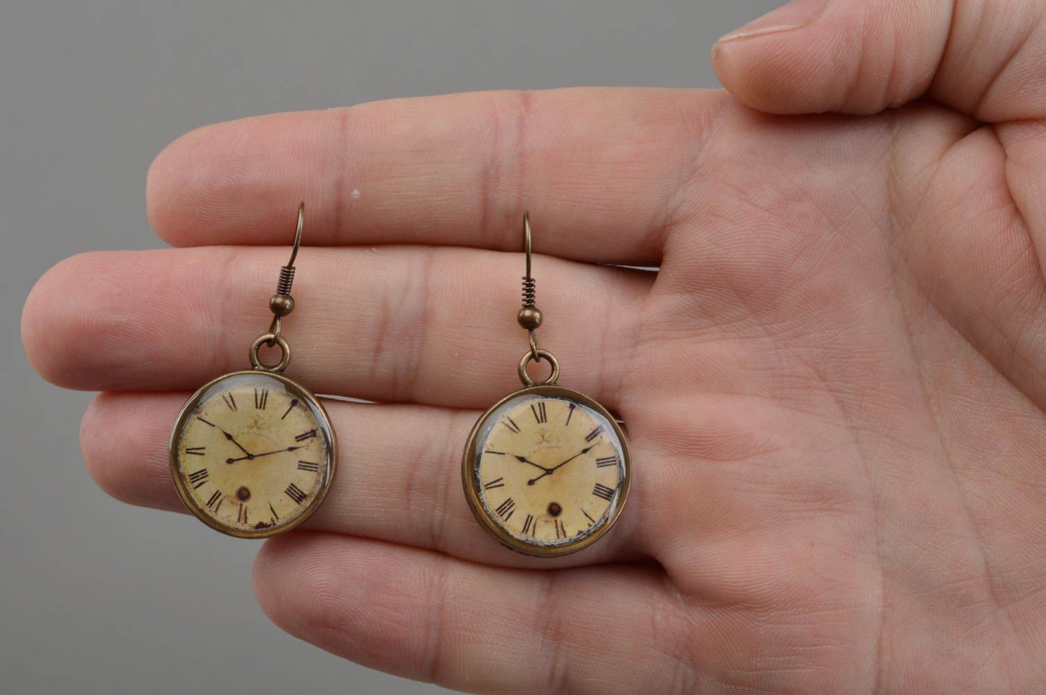 Handmade small vintage round decoupage dangling earrings with images of clocks photo 4