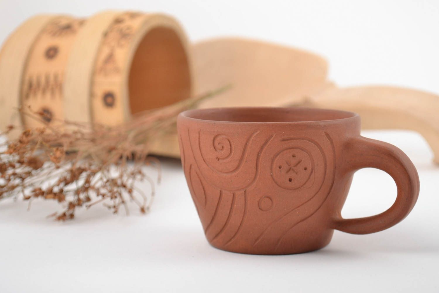 Глиняная чашка коричневая с узором для кофе ручной работы объемом 150 мл фото 1