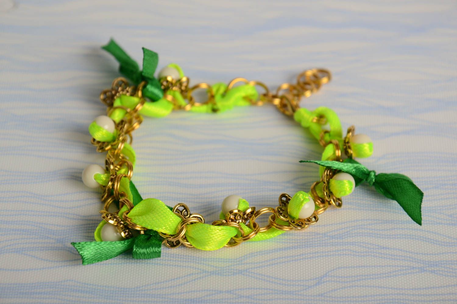 Handgemachtes schönes grünes Armband mit Glaskugeln und Metall für Sommer Looks foto 1