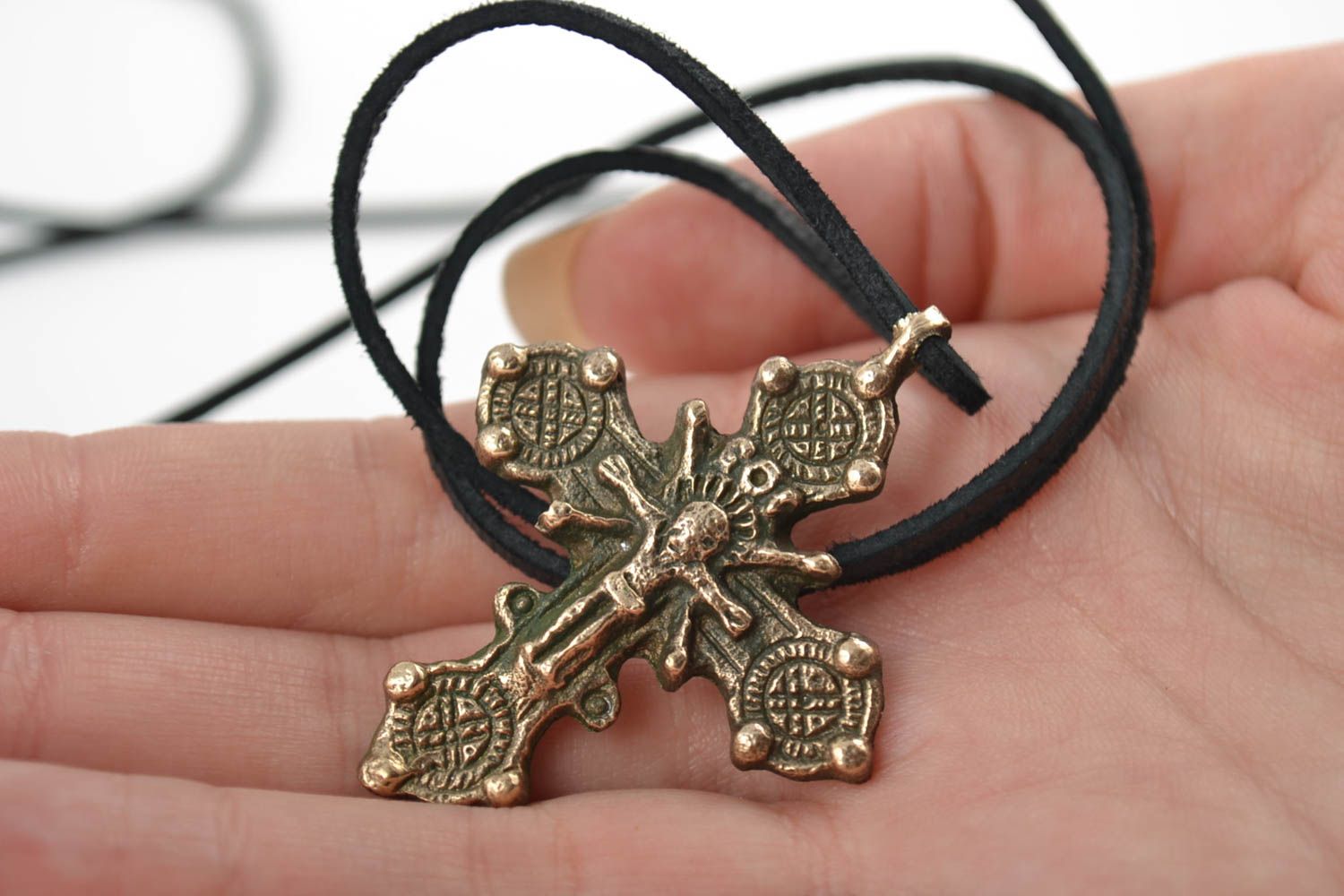Крест из бронзы нательный литой ручной работы с распятием подарок верующему фото 3