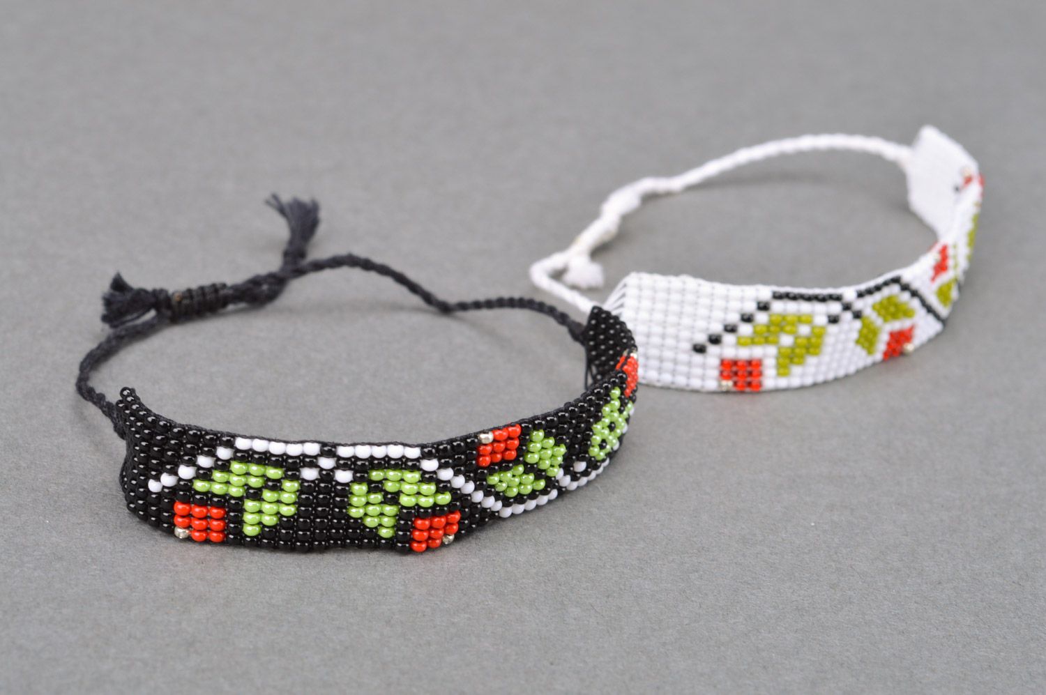 Deux bracelets de perles de rocaille blanc et noir motif floral faits main photo 2