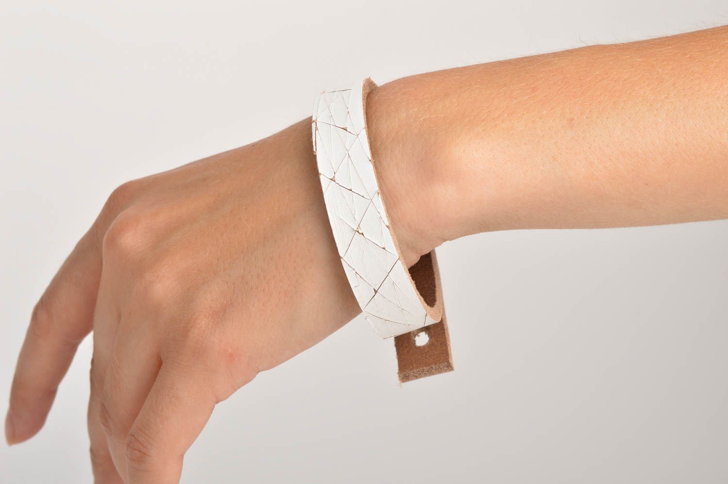 Bracelet cuir blanc Bijou fait main design stylé Cadeau insolite pour femme photo 2