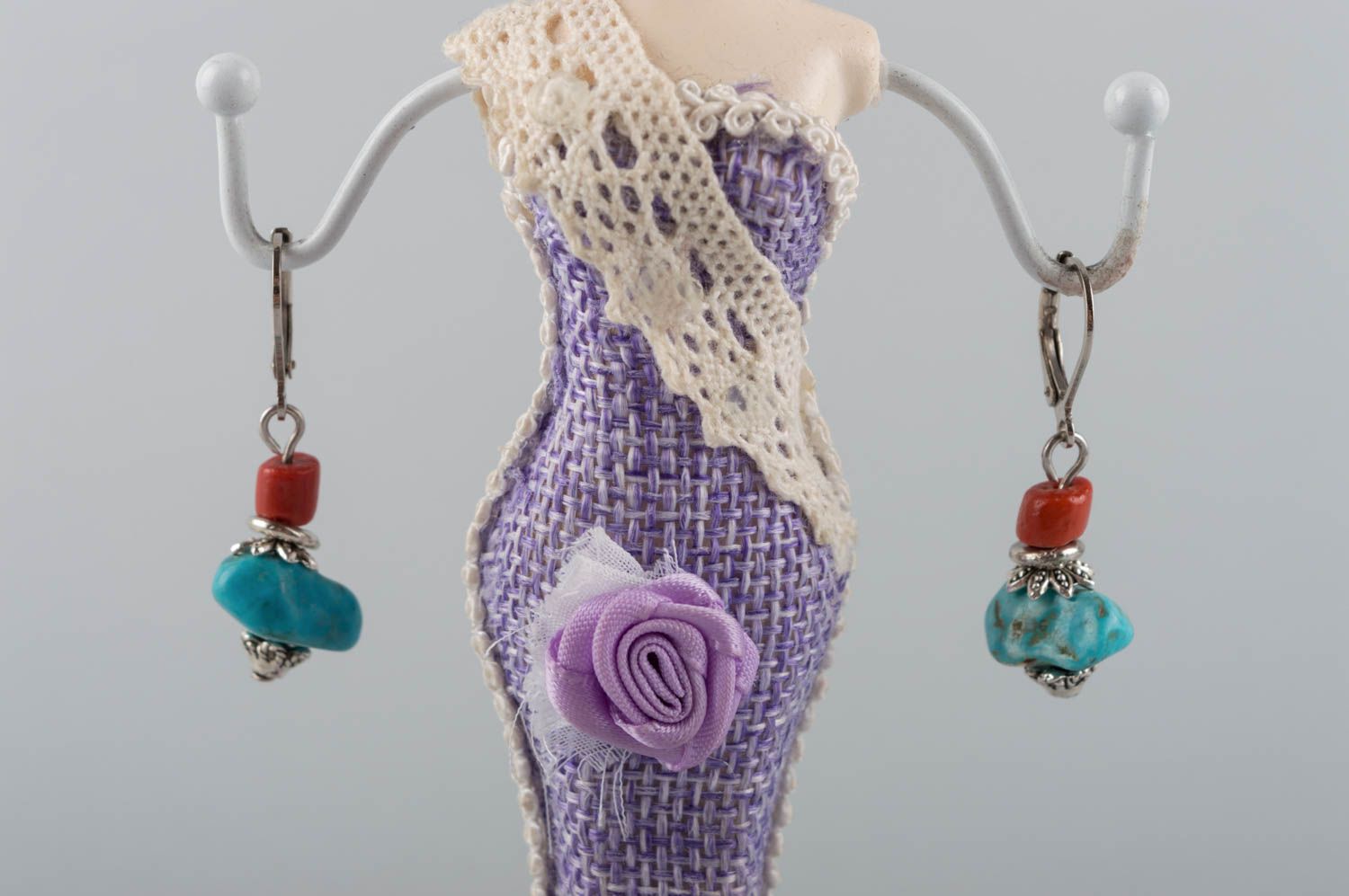 Pendientes de latón con turquesa y coral pequeños hechos a mano femeninos foto 1
