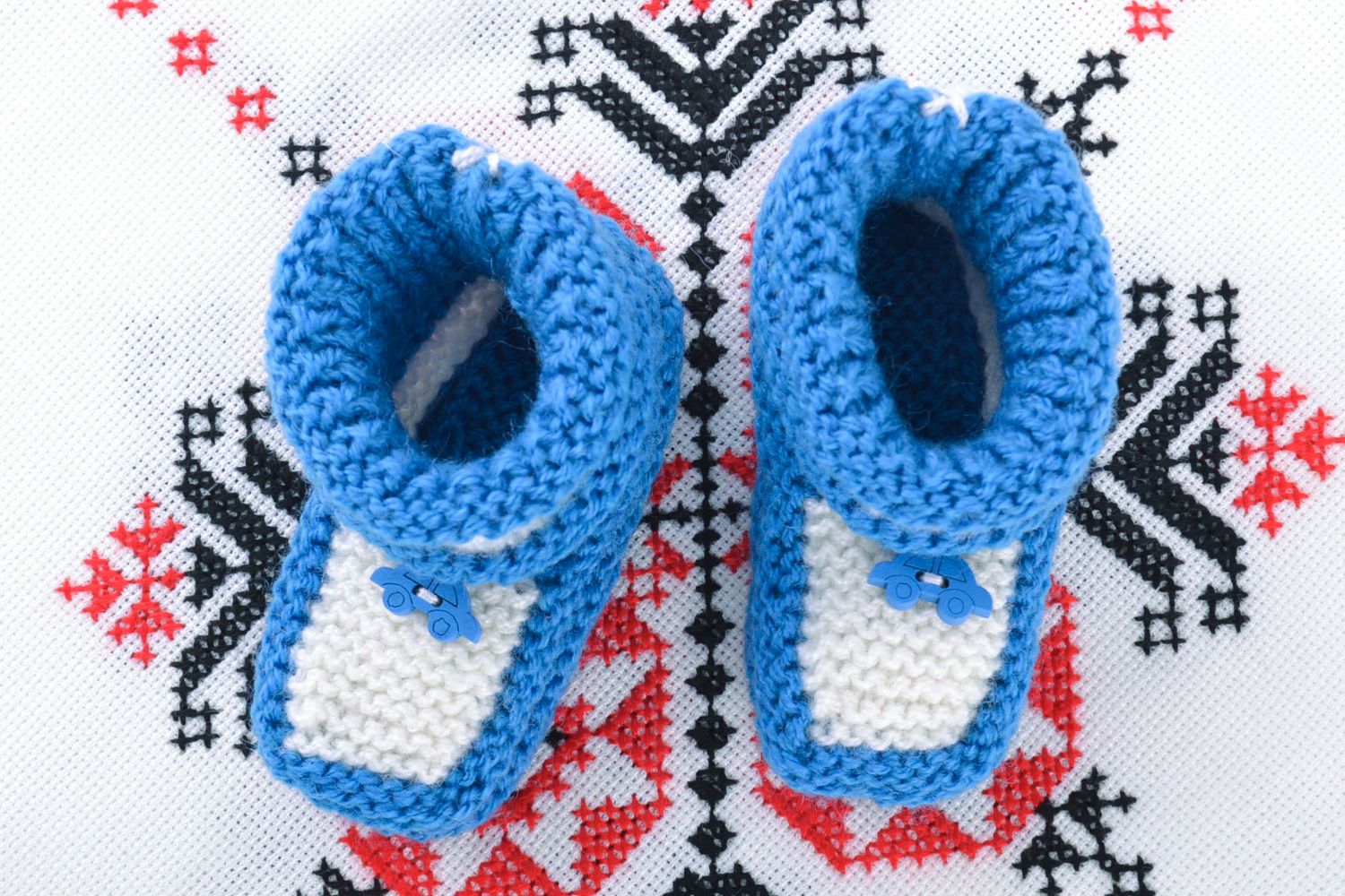 Handgemachte gestrickte schöne warme Babyschuhe aus Naturwolle in Weiß und Blau foto 1