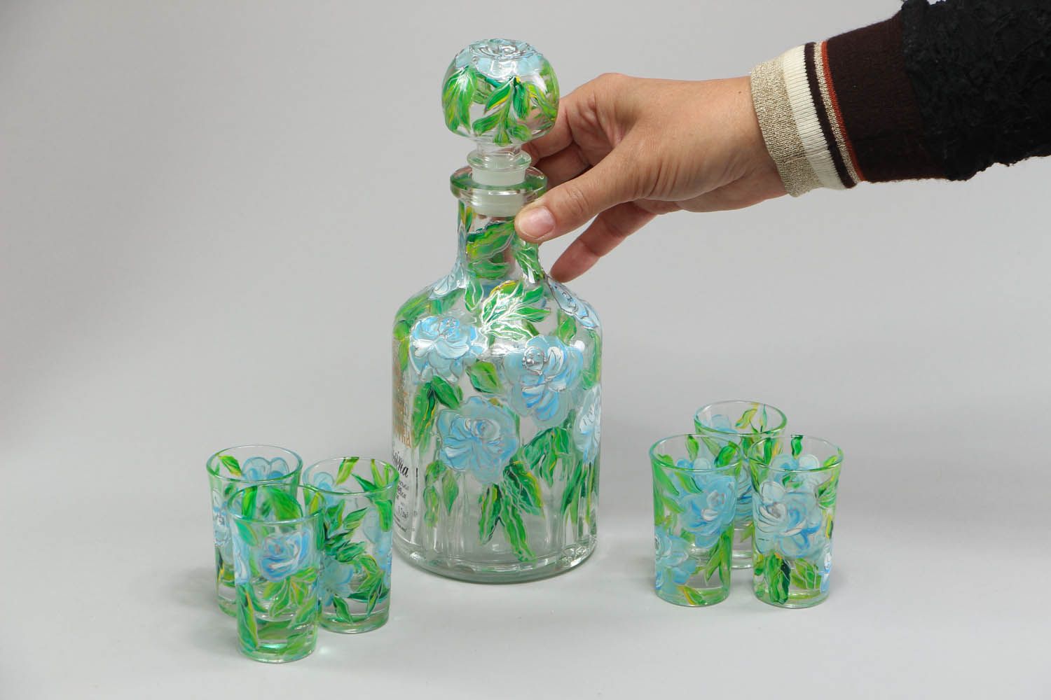 Conjunto para bebidas garrafa de vidro e seis copos pintados com tintas acrílicas foto 4