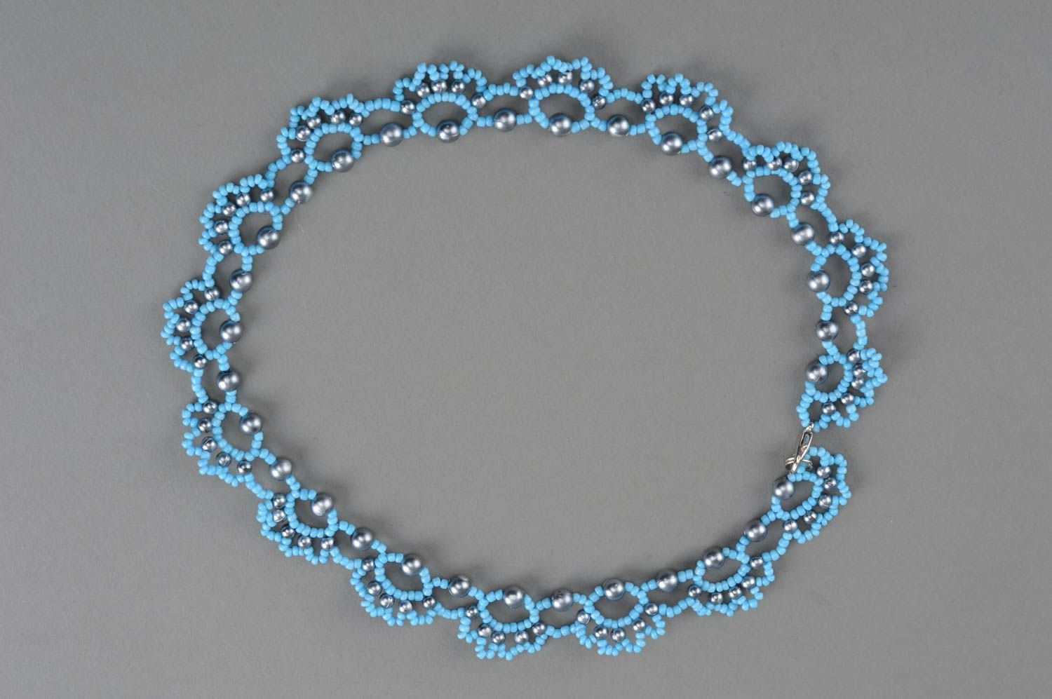 Женское ожерелье из бисера и бусин ручной работы голубого цвета Небесное фото 2