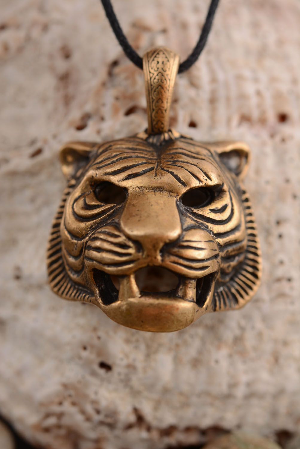 Бронзовый кулон Голова тигра фото 2