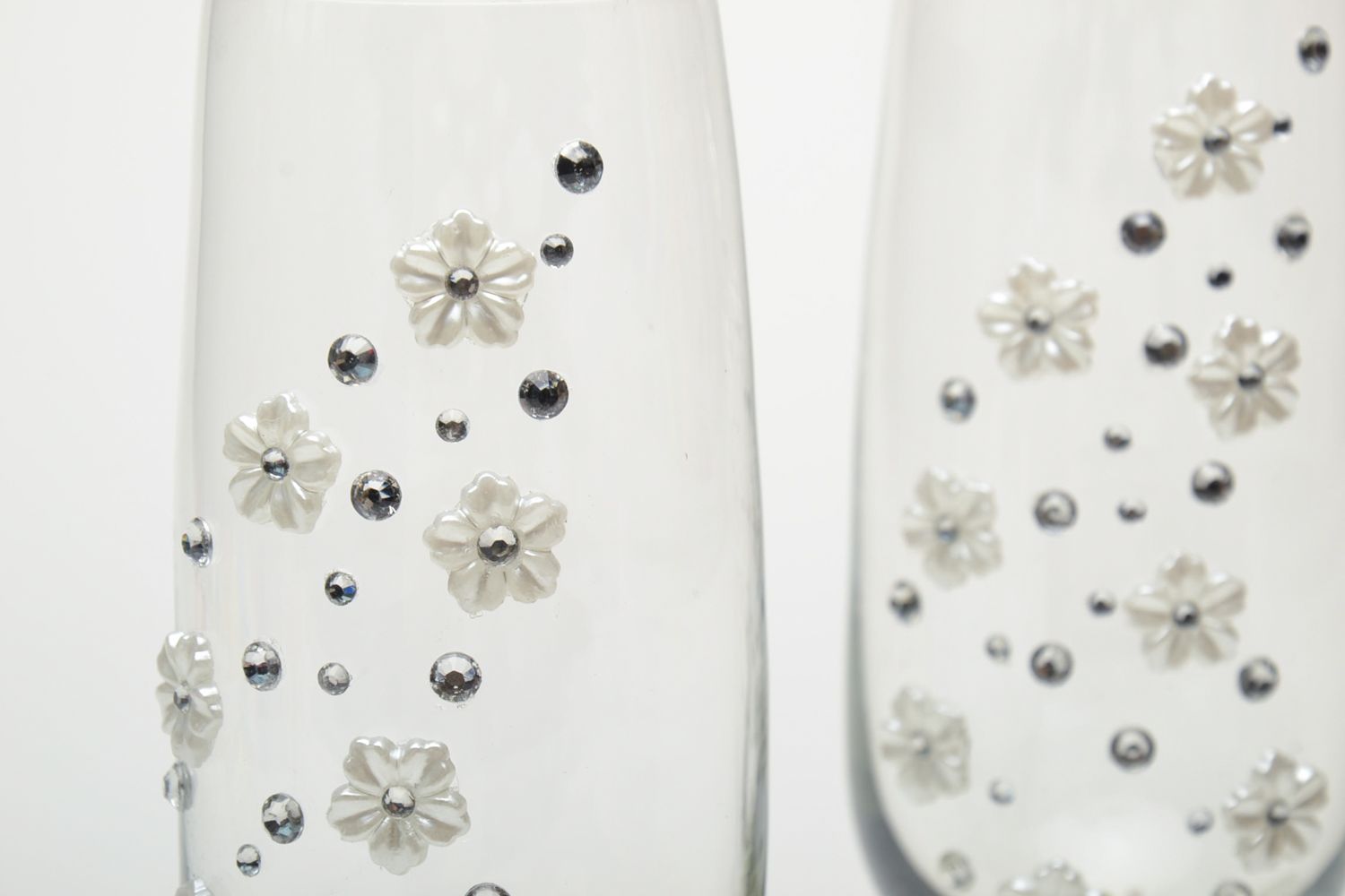 Verres de mariage blancs faits main avec rubans, perles en plastique et strass  photo 4