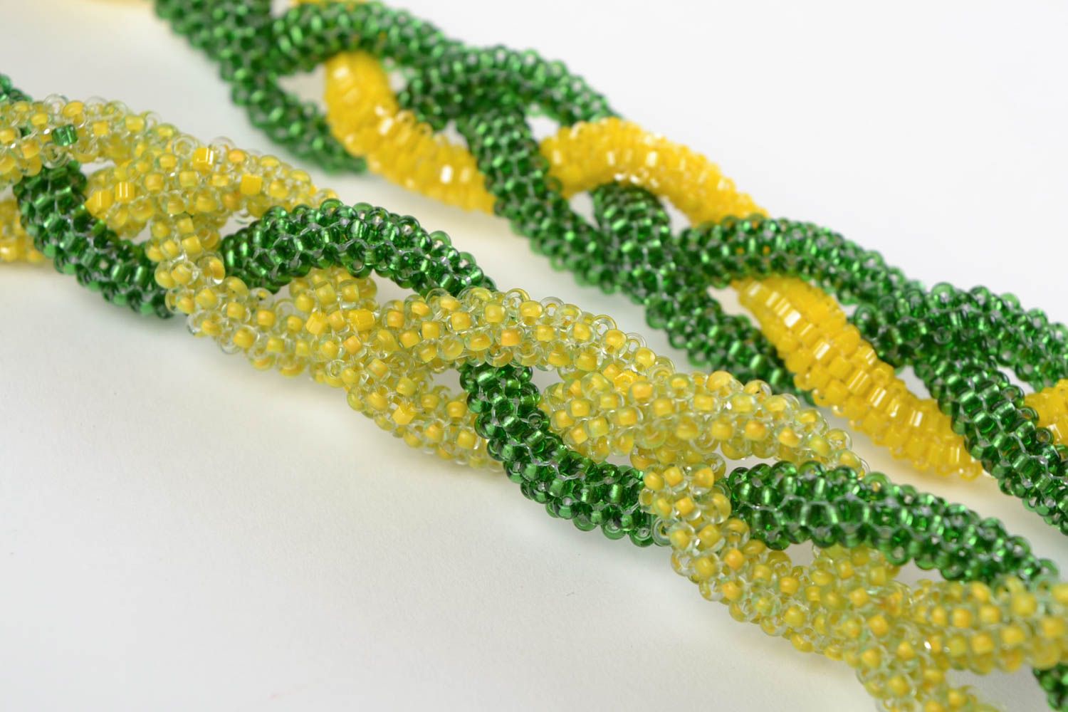 Зеленое с желтым ожерелье из бисера ручной работы связанное крючком Лариат фото 3
