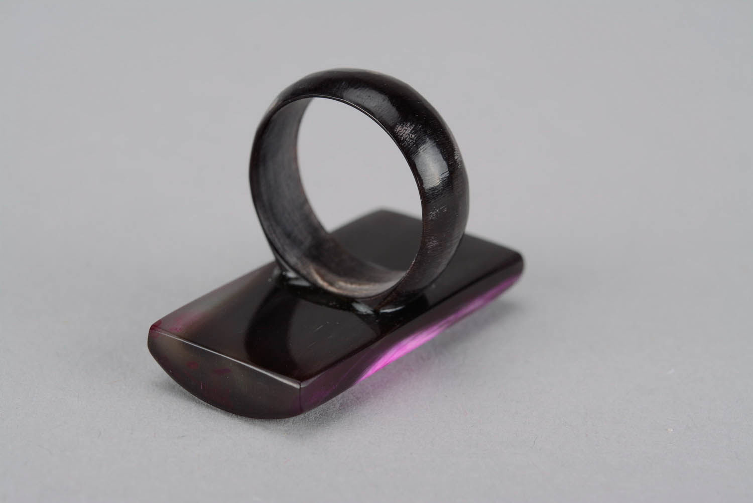 Фиолетовое прямоугольное кольцо из рога фото 4