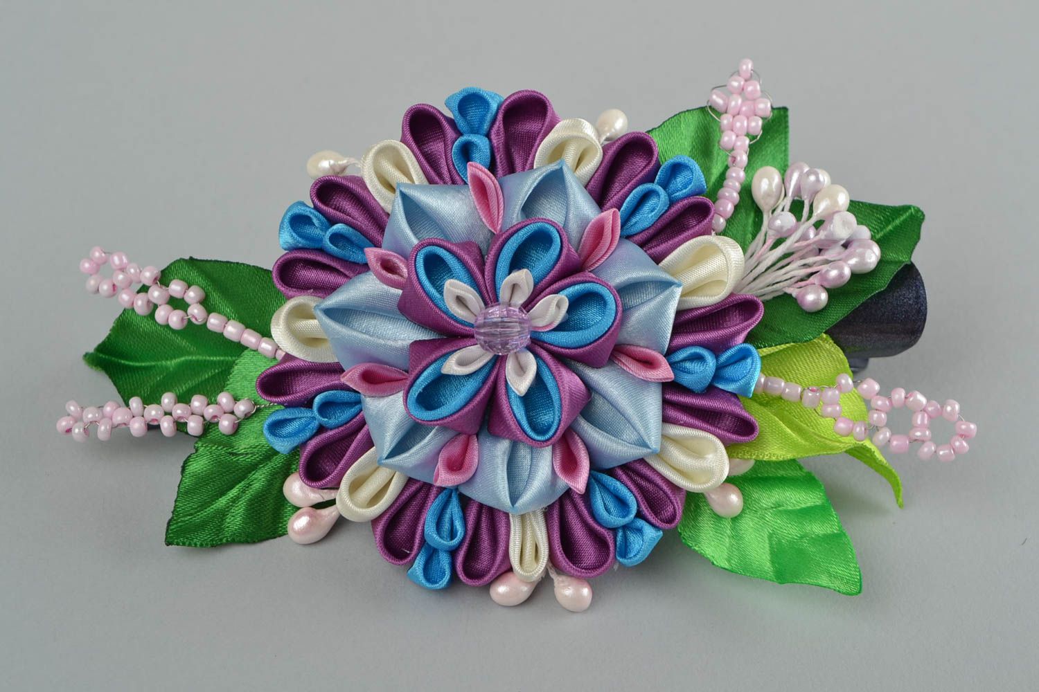 Красочная авторская заколка для волос из атласных лент с цветком ручной работы фото 2