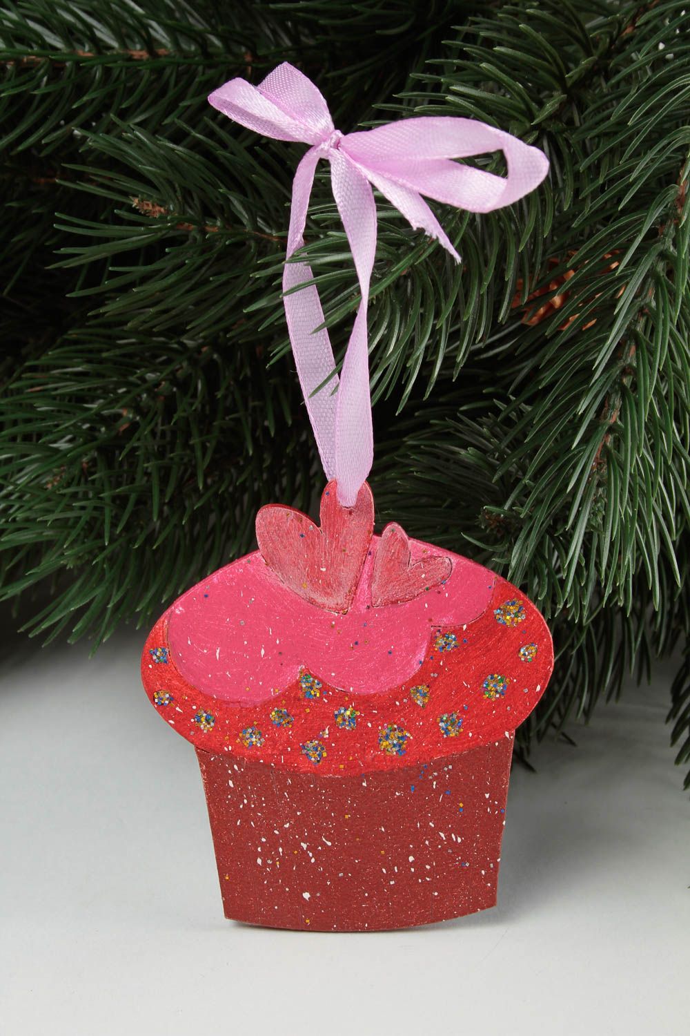 Jouet Noël fait main Déco à suspendre en bois cupcake rose Déco Noël originale photo 1
