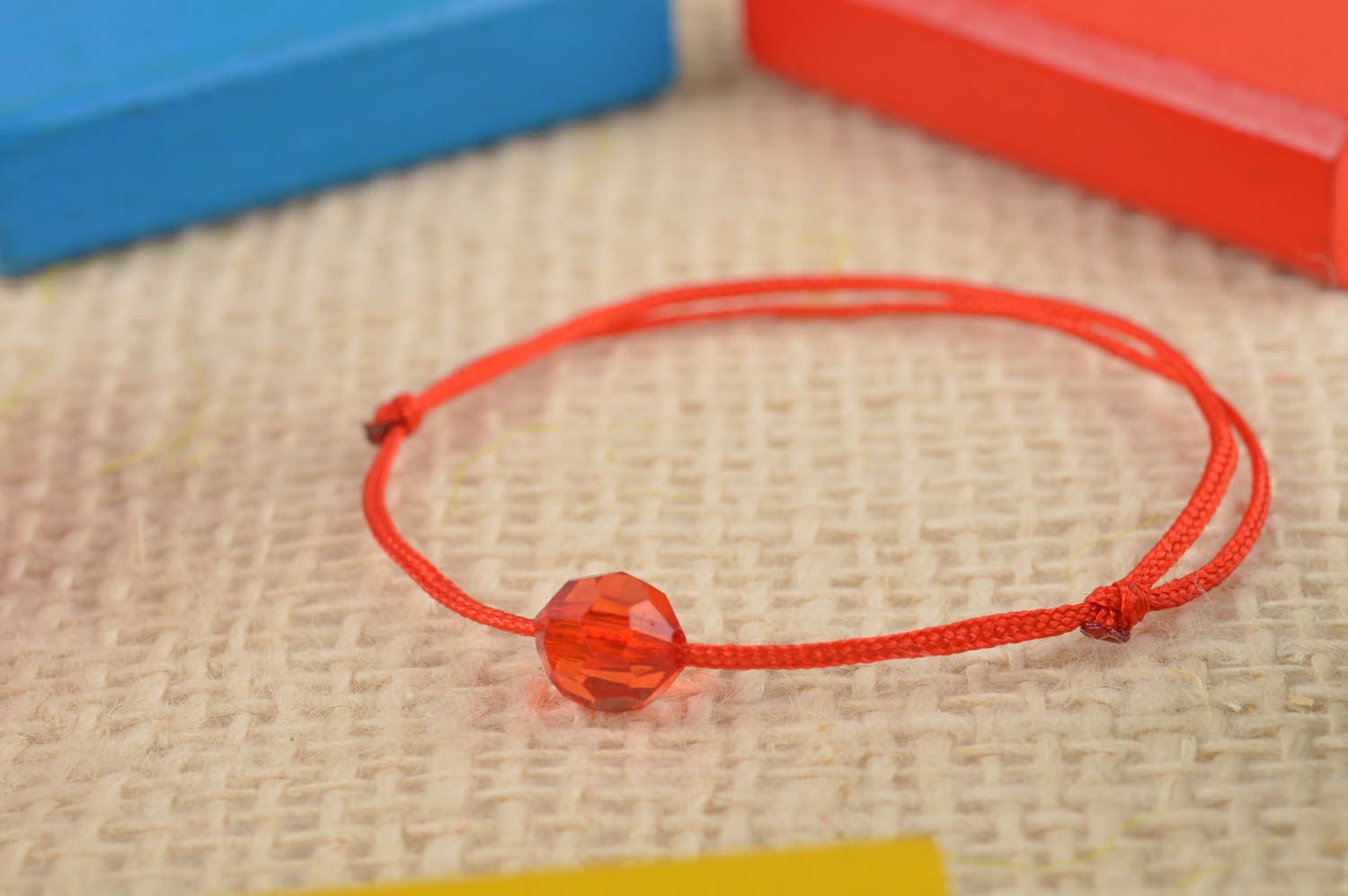 Bracelet fin Bijou fait main tressé rouge avec cristal transparent Cadeau enfant photo 1