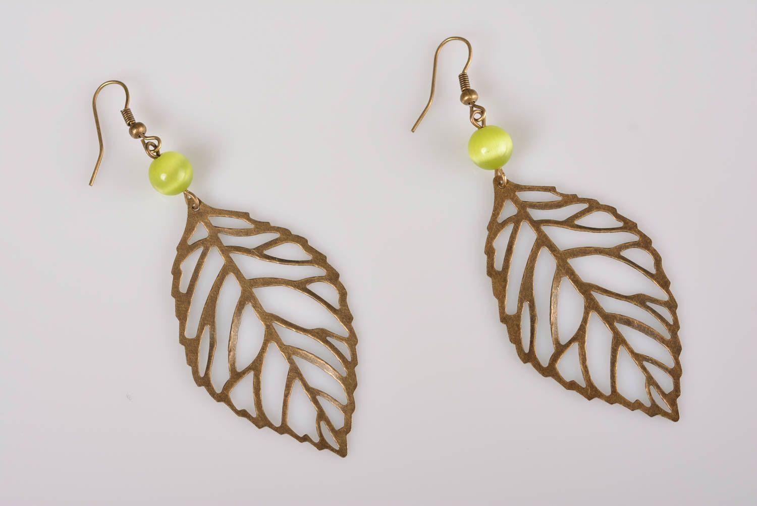 Handmade designer earring with metal lacy leaves and green cat's eye stone  photo 5