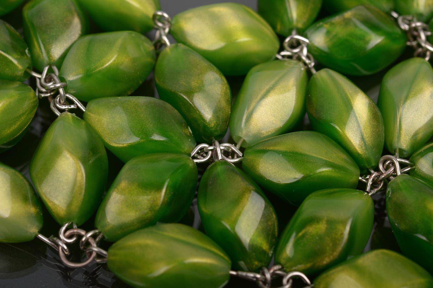 Gros collier Bijou fait main vert en perles plastiques Cadeau femme original photo 3