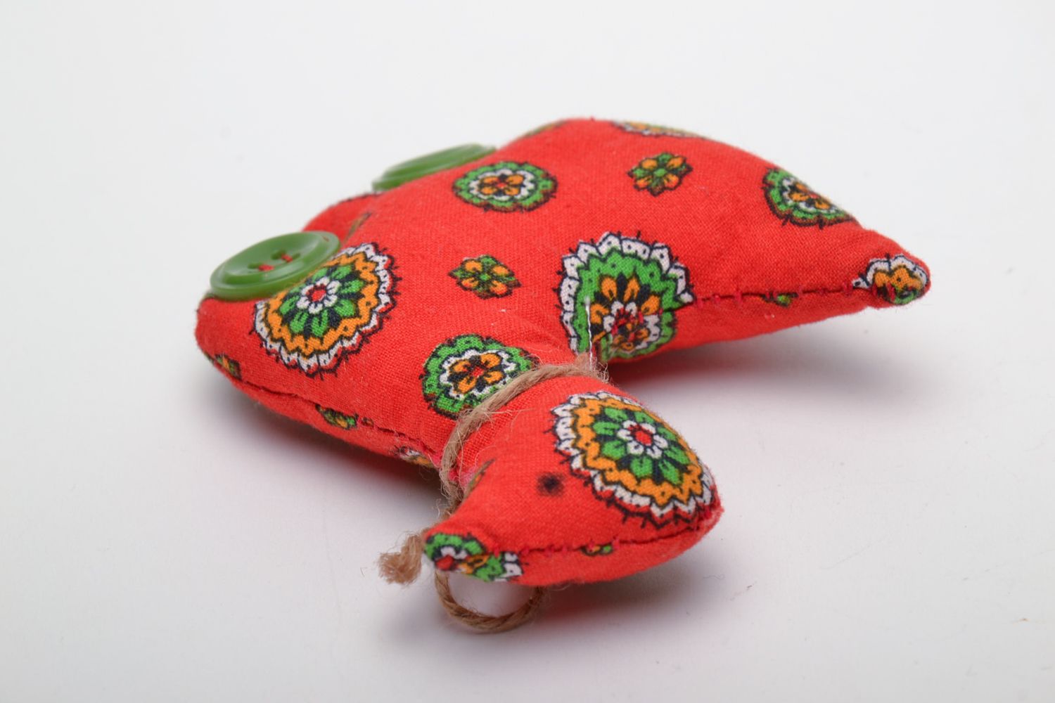 Petit jouet décoratif en tissu naturel fait main en forme d'oiseau rouge photo 4