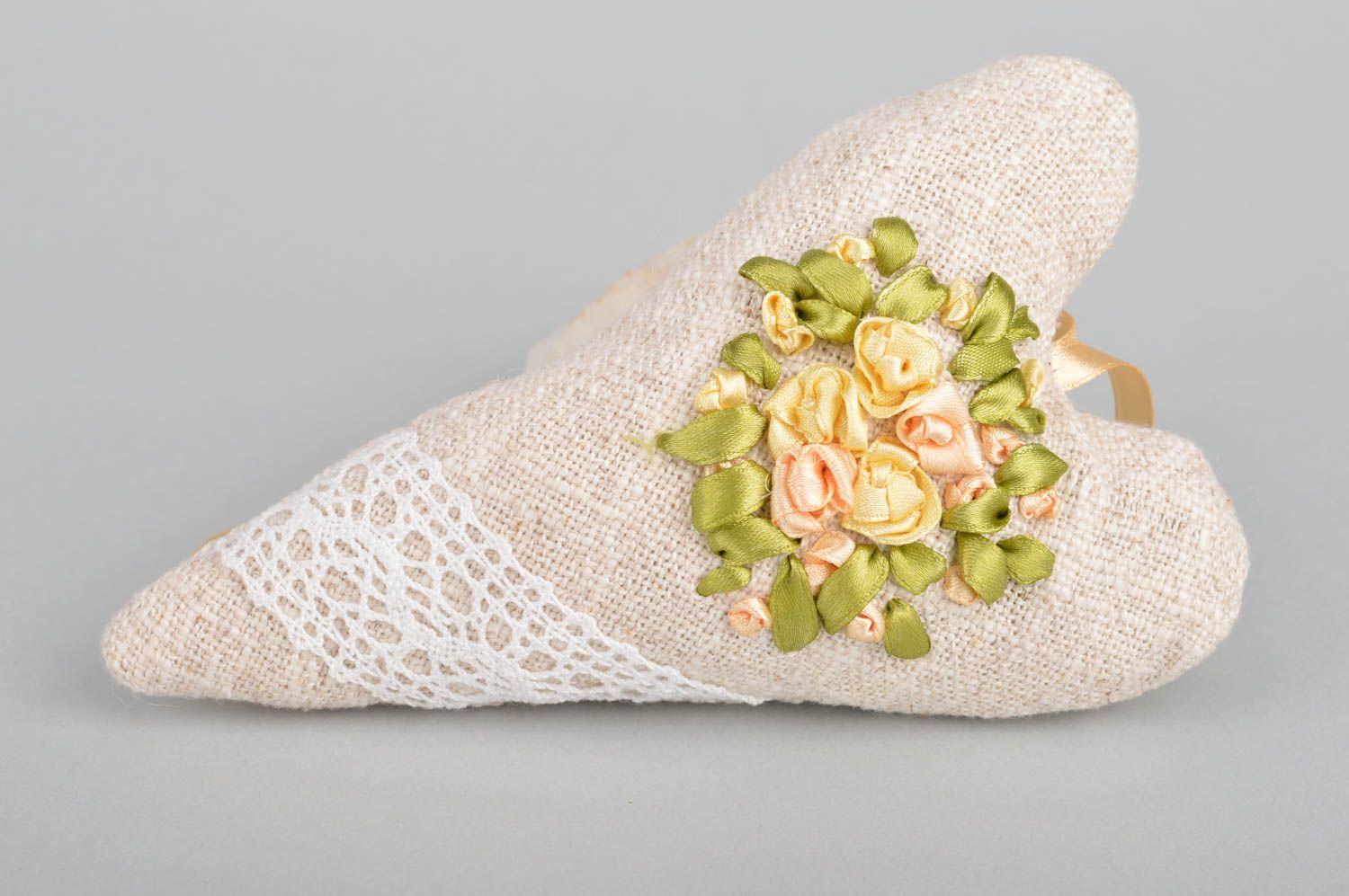 Интерьерная подвеска сердце из льна с вышитыми атласными цветками ручной работы фото 2
