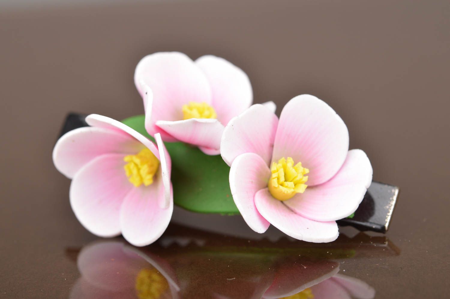 Pince à cheveux bec avec fleurs en pâte polymère faite main Floraison cerisier photo 3