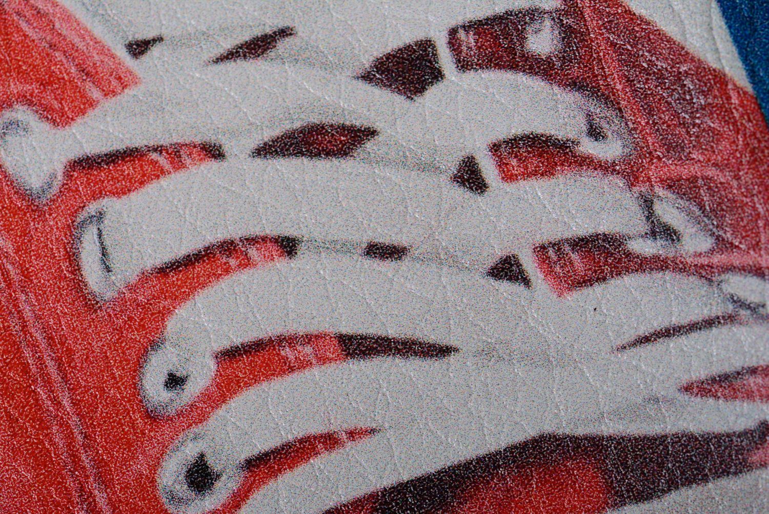 Handmade Leder Passhülle mit Muster in Form von schönen hellblauen und roten Sportschuhen  foto 3