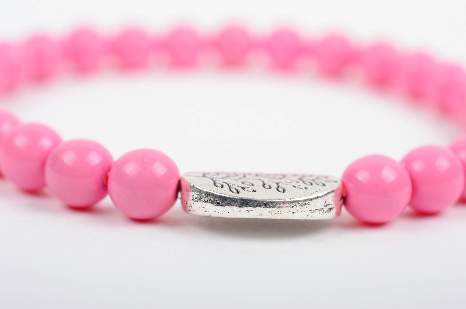 Красивый розовый женский браслет из бусин ручной работы на каждый день фото 4