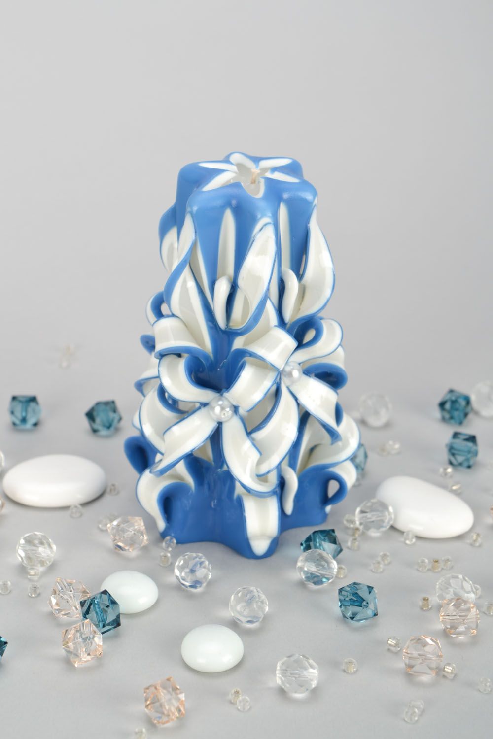 Бело-голубая резная свеча фото 1
