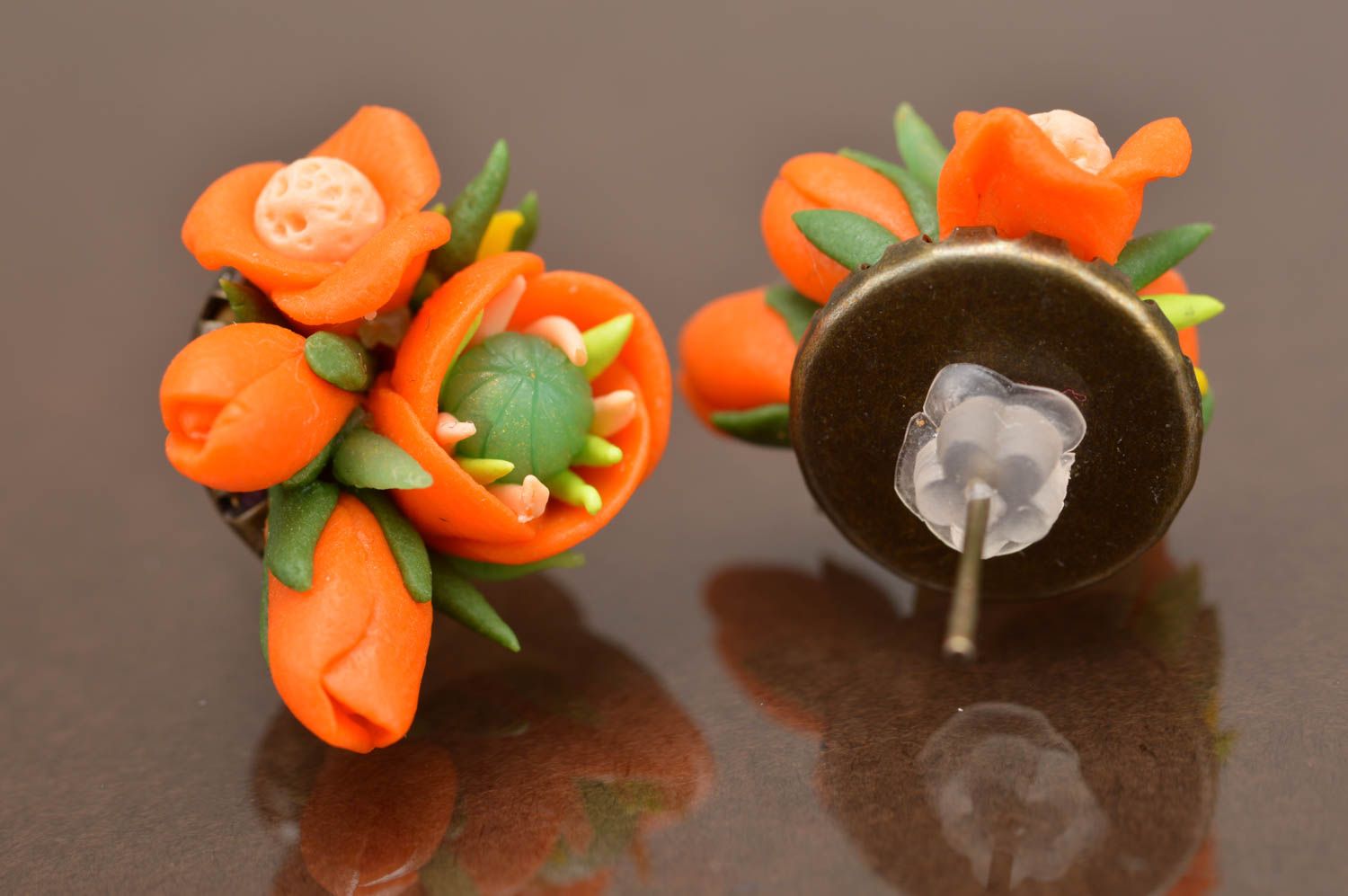 Красивые оранжевые серьги гвоздики с цветами из полимерной глины ручной работы  фото 5