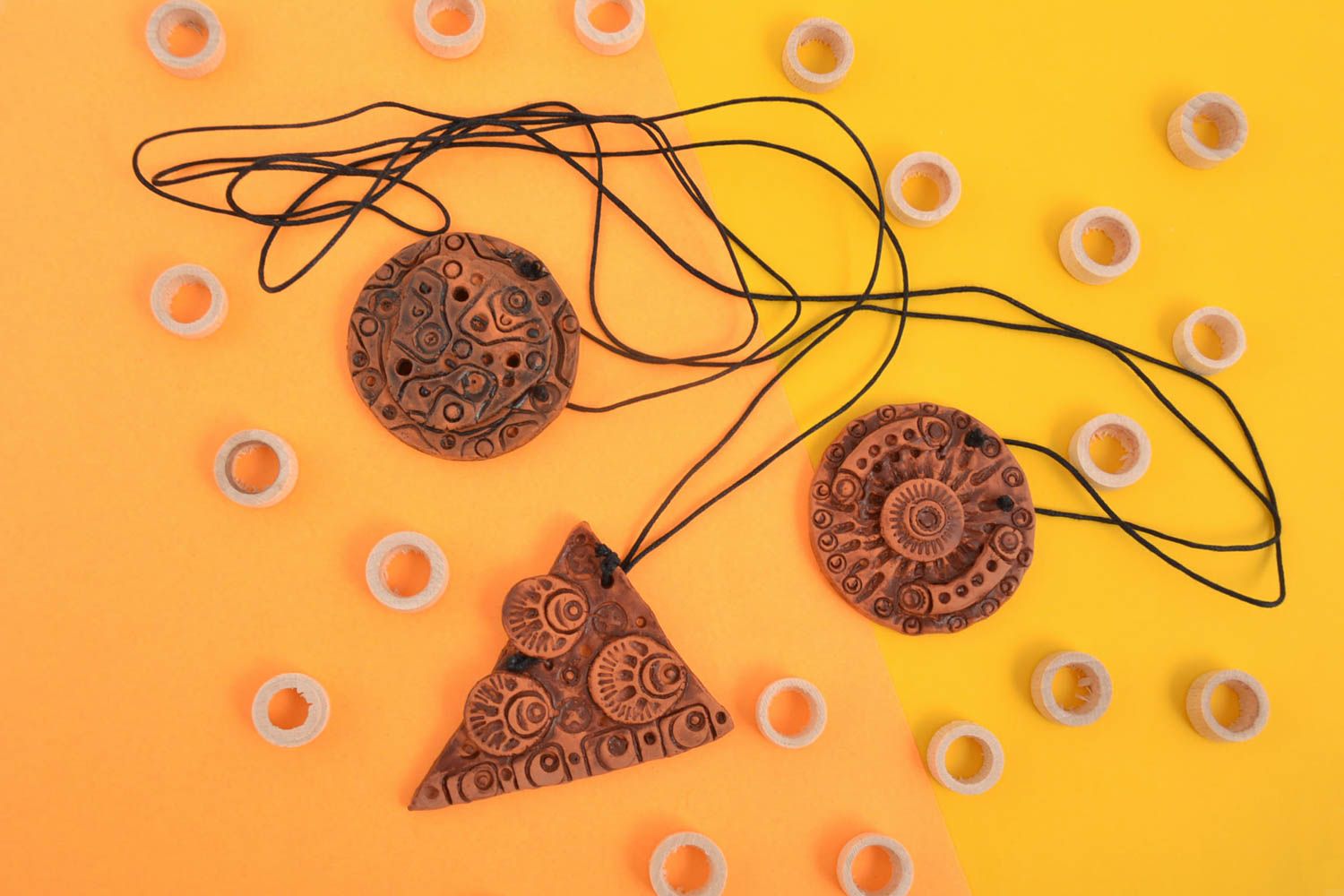 Set di tre ciondoli fatti a mano in ceramica collana accessorio artigianale foto 1