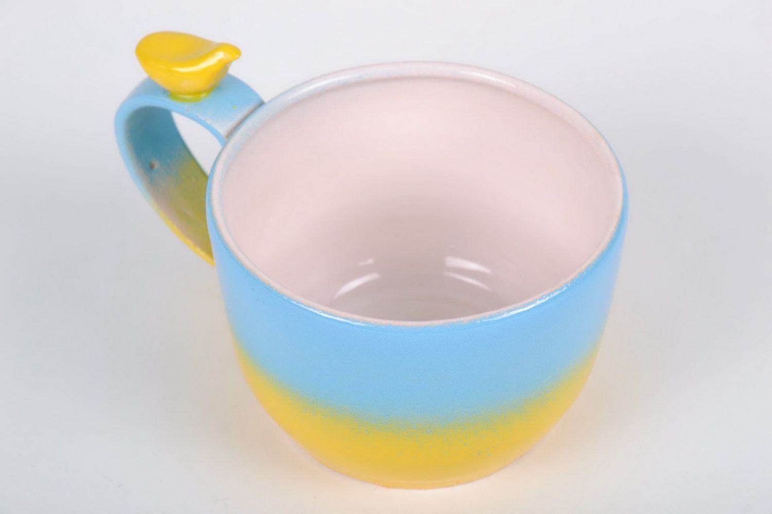Желто-голубая чашка из глины с птичкой ручной работы фото 4