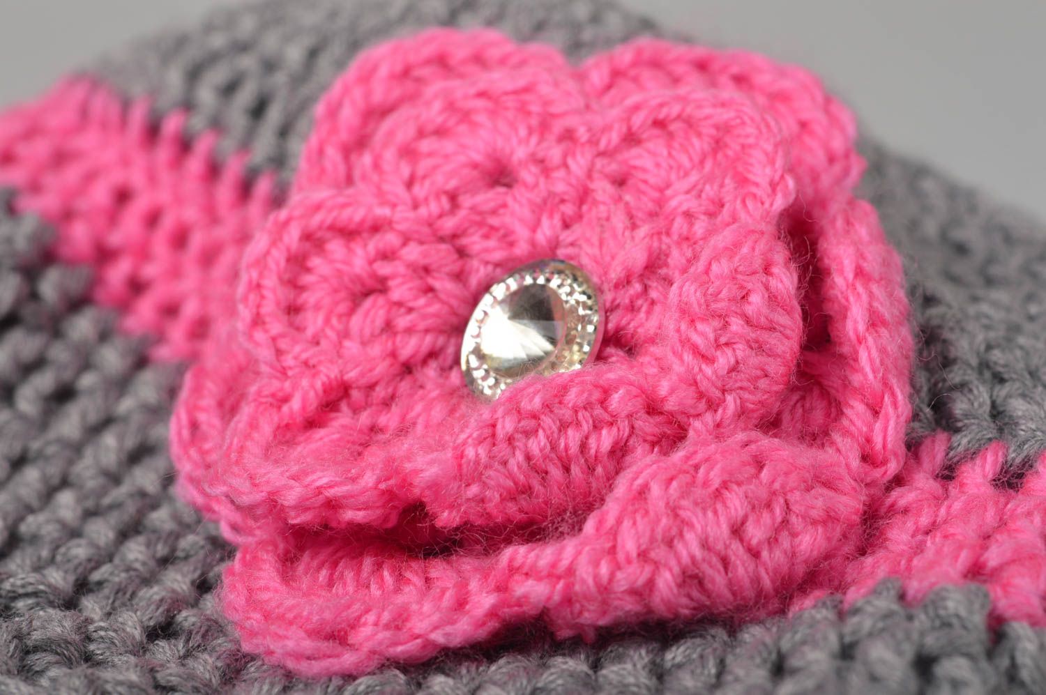 Вязаная шапка ручной работы зимняя шапка для детей вязаная шапочка серо розовая фото 4