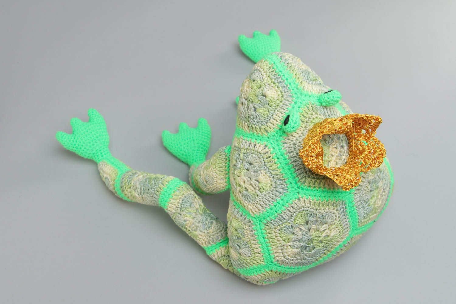Juguete tejido a ganchillo artesanal con forma de rana para niños y decoración de casa  foto 3